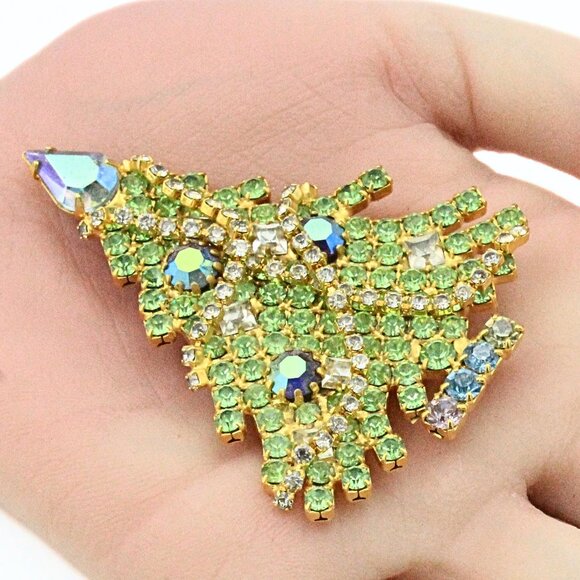 Sweet Dominique Signed Rare! Green AB Crystals Rhinestones Christmas Tree Brooch - Picture 1 of 8